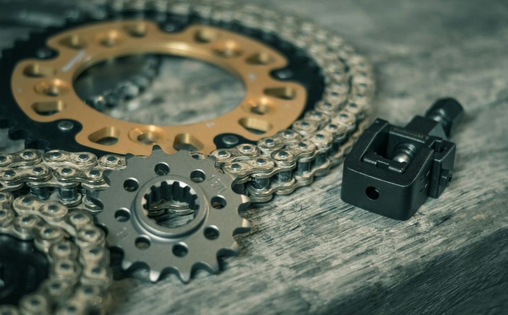 Coroa, corrente e peças de moto