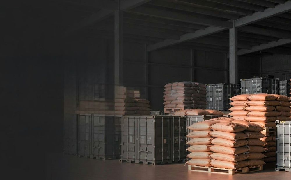Sacos de mercadoria empilhados em depósito